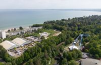 DJI_0310 WoMo Sierksdorf Luftaufnahme mit Hansa-Park und Ostsee 2500px